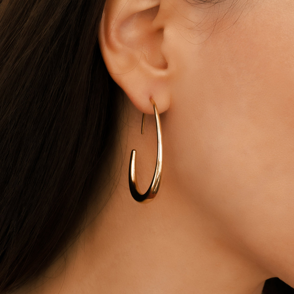 stylehess Fluid Hoop Earrings with Polished Finish - detail